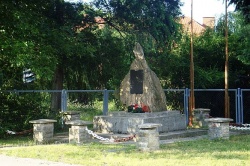 Pomnik upamiętniający rozbicie przez BCH hitlerowskiego sztabu dywizyjnego w Chwałowicach